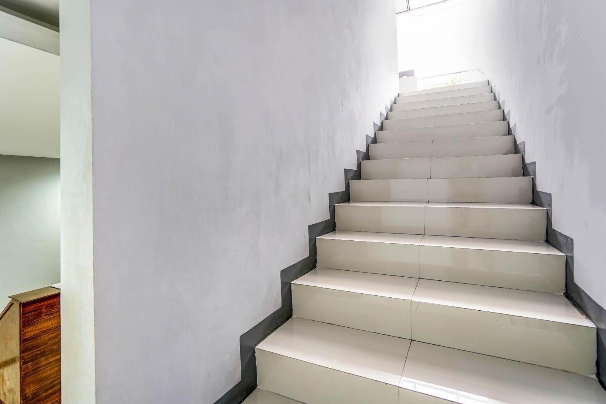 Oyo 90891 Parang Kusumo Residence Krembangan 外观 照片